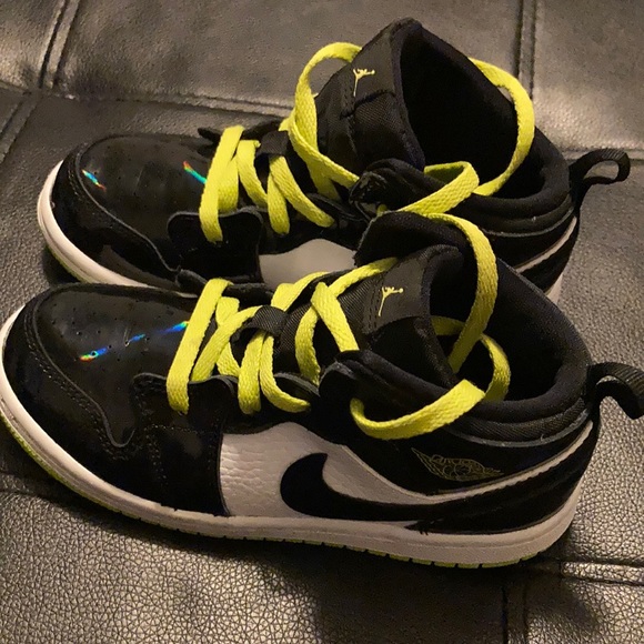 AIR JORDAN 1 MID SE GS 'BLACK CYBER' - Picture 2 of 3
